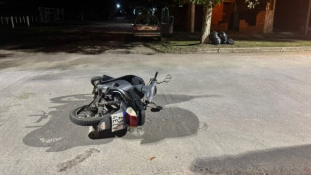 Colisión entre una moto y un auto en la intersección de Sarmiento y Urraco